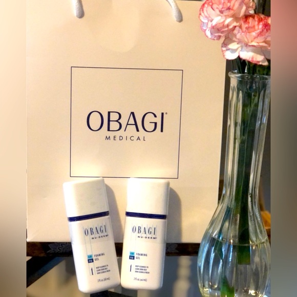 Gently removes makeup and everyday impurities for aclean,fresh complexion.2fl.oz - Picture 1 of 2